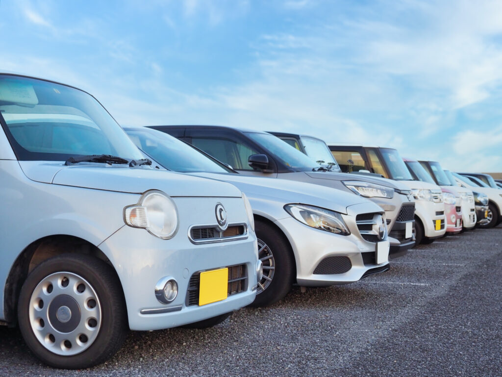 中古車が並んでいる様子