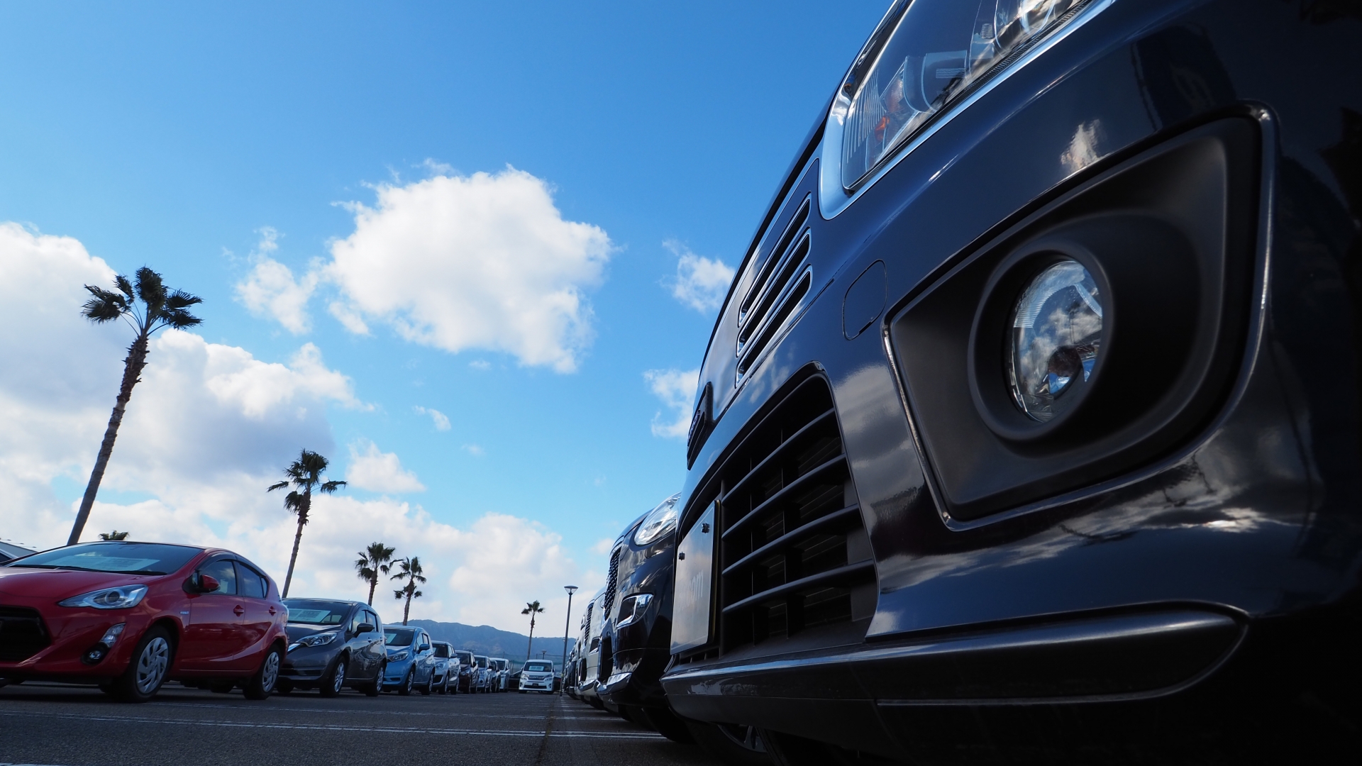 青空と車