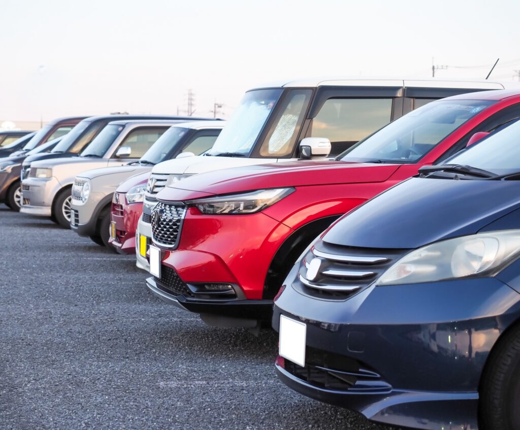 中古車が並んでいる様子